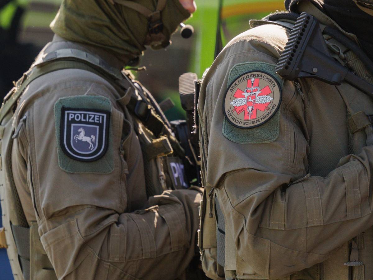 Polizisten des Spezialeinsatzkommando (SEK) stehen während einer Großübung der Polizeidirektion Hannover und zielen.