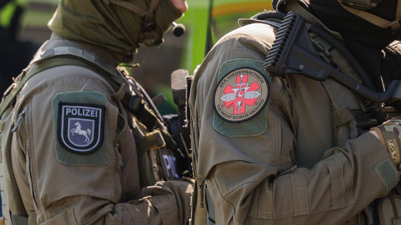 Polizisten des Spezialeinsatzkommando (SEK) stehen während einer Großübung der Polizeidirektion Hannover und zielen.