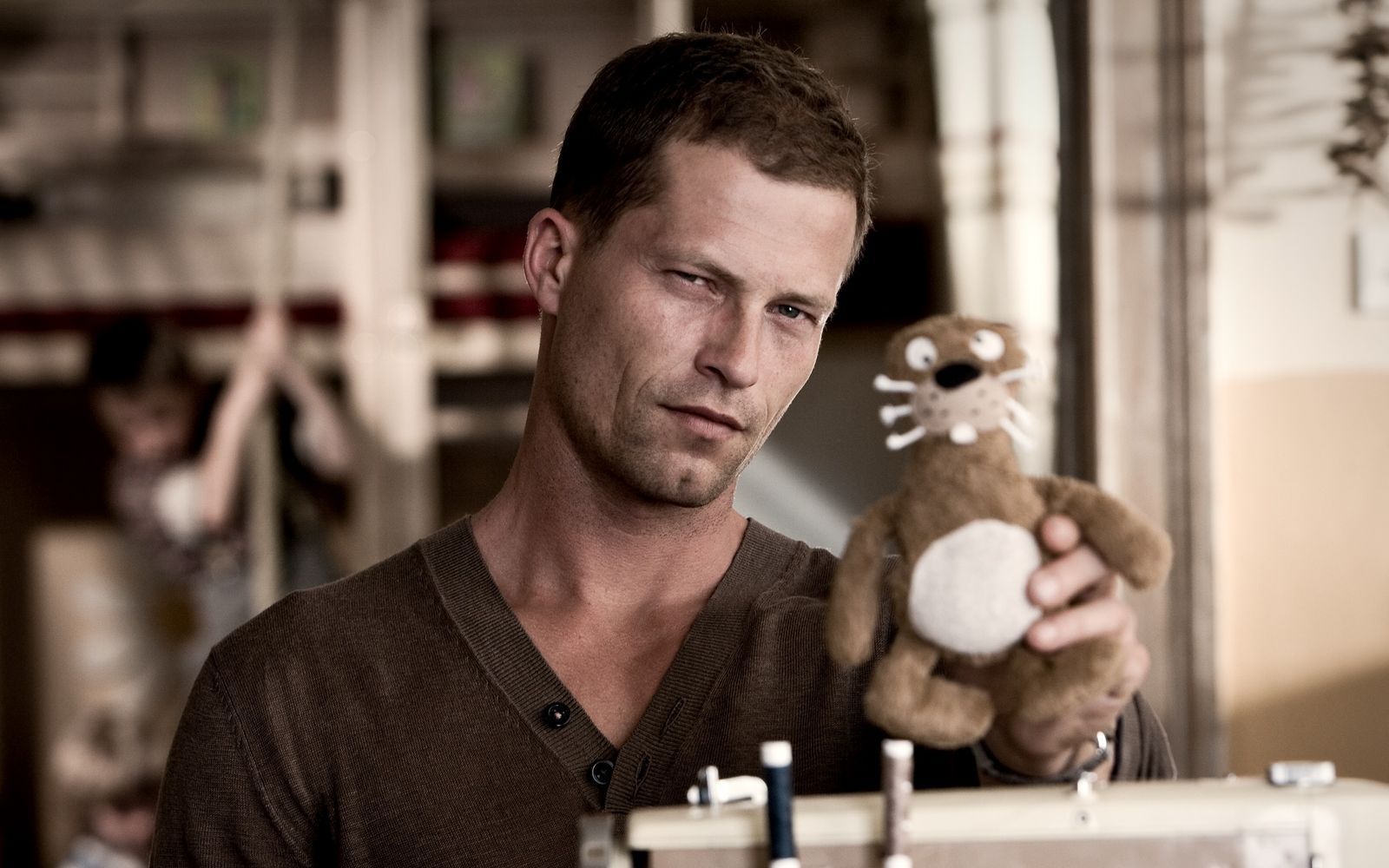Die Liebeskomödie „Keinohrhasen“, startete Ende 2007 in den deutschen Kinos. Til Schweiger spielt darin Ludo, der nach einem Fauxpas zu 300 Sozialstunden in einem Kinderhort verurteilt wird.  (Bild: Warner Bros.)