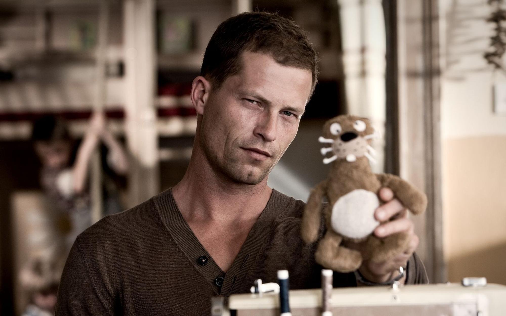Die Liebeskomödie „Keinohrhasen“, startete Ende 2007 in den deutschen Kinos. Til Schweiger spielt darin Ludo, der nach einem Fauxpas zu 300 Sozialstunden in einem Kinderhort verurteilt wird. (Bild: Warner Bros.)