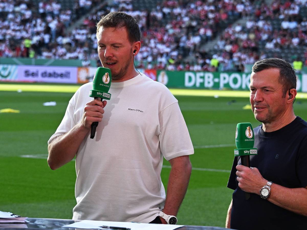 Lothar Matthäus steht neben Julian Nagelsmann. Beide haben Mikrofone in der Hand.