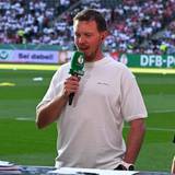 Lothar Matthäus steht neben Julian Nagelsmann. Beide haben Mikrofone in der Hand.