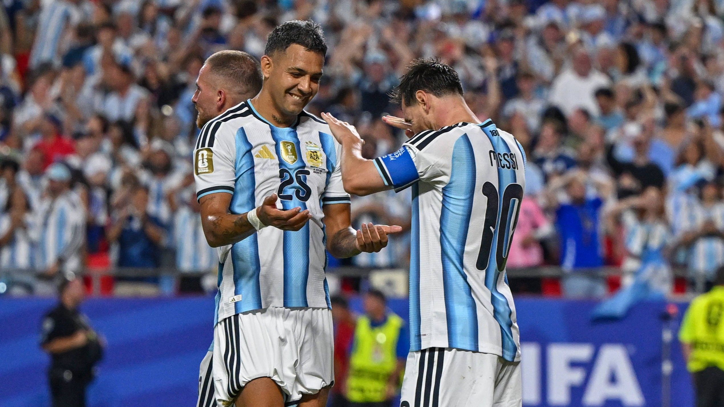 Jubel bei Facundo Medina und Lionel Messi.
