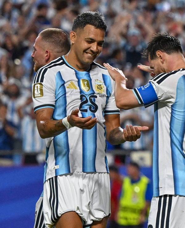 Jubel bei Facundo Medina und Lionel Messi.