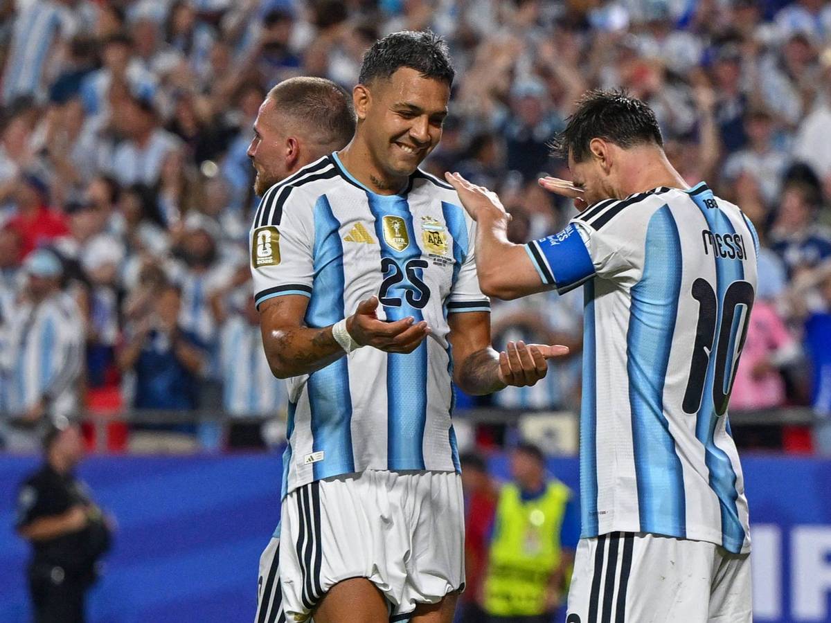 Jubel bei Facundo Medina und Lionel Messi.