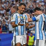 Jubel bei Facundo Medina und Lionel Messi.