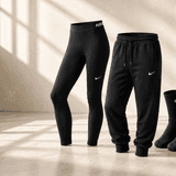 Nike Kleidungsstücke wie Trainingshose, Socke, Boxershorts stehen in einem leeren Raum.