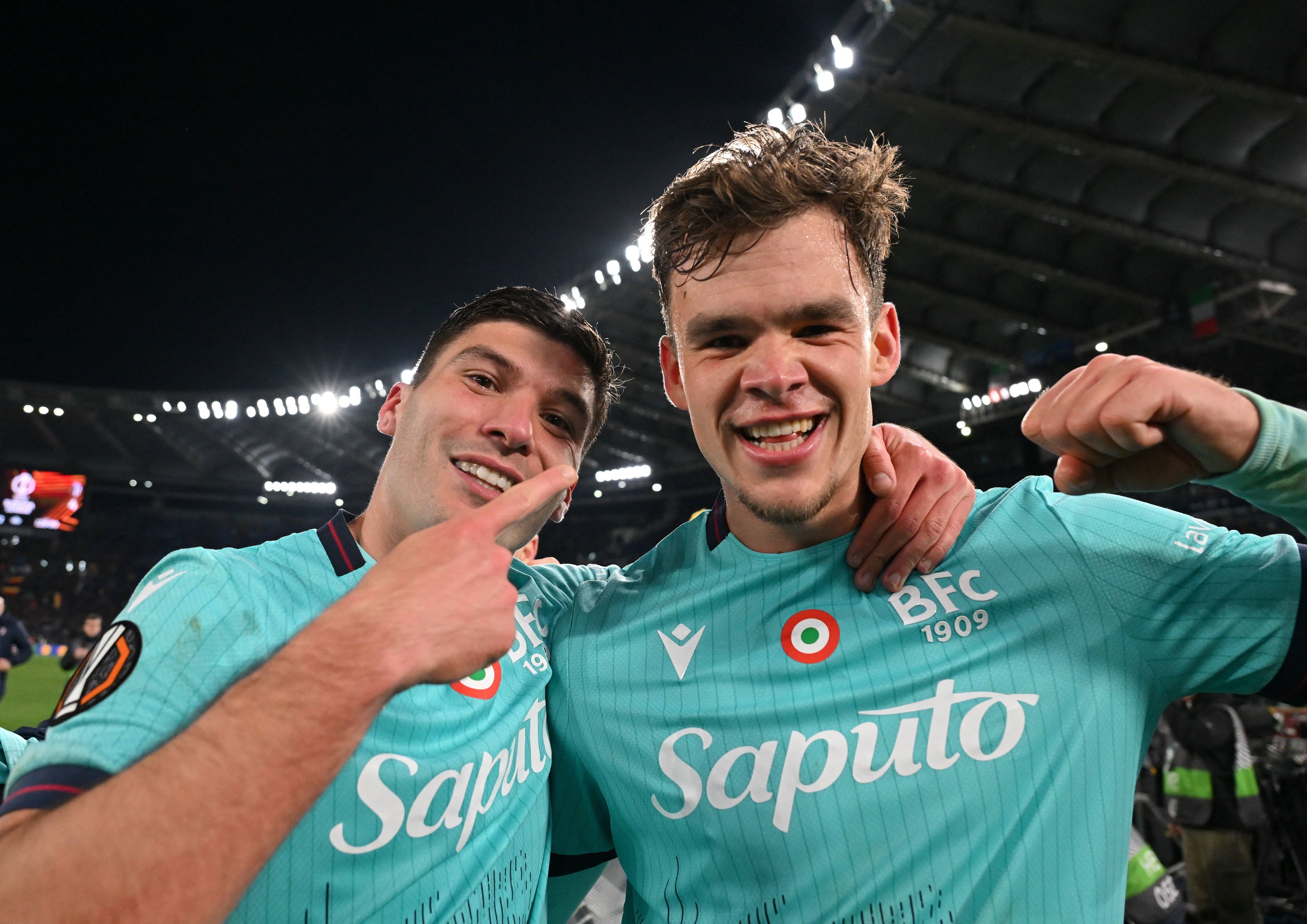 Bolognas Nicolo Cambiaghi und Thijjs Dallinga (r.) jubeln.