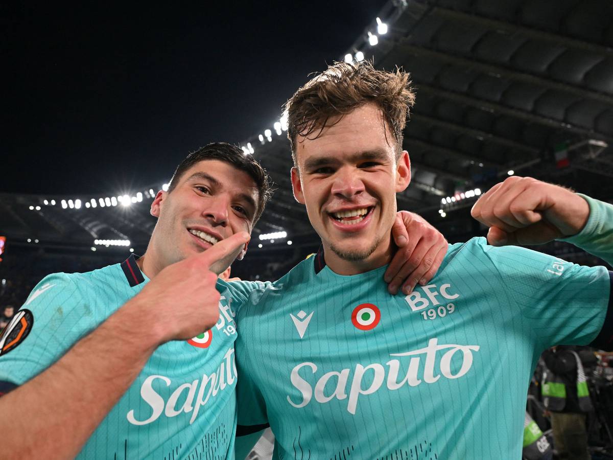 Bolognas Nicolo Cambiaghi und Thijjs Dallinga (r.) jubeln.