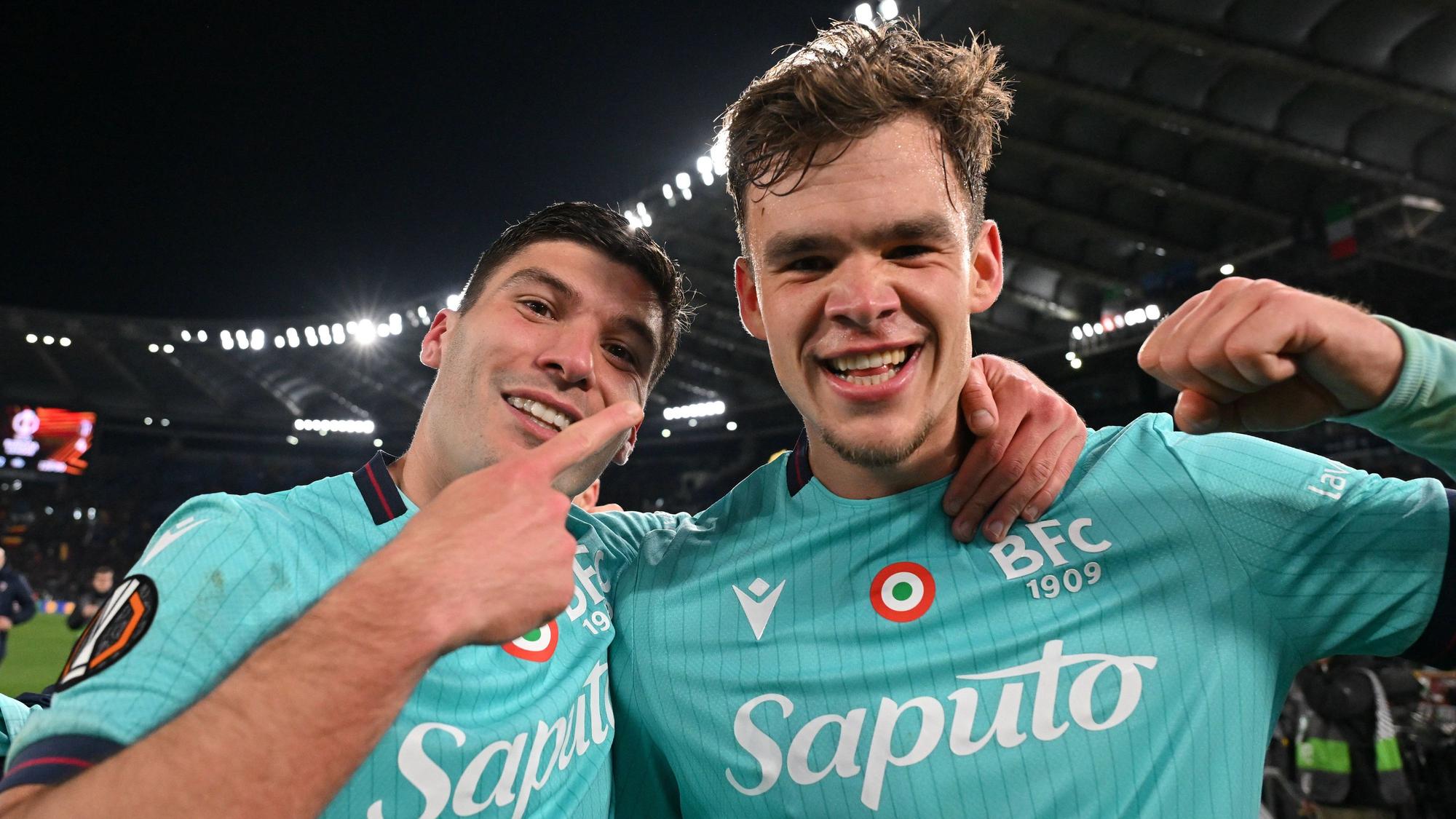 Bolognas Nicolo Cambiaghi und Thijjs Dallinga (r.) jubeln.