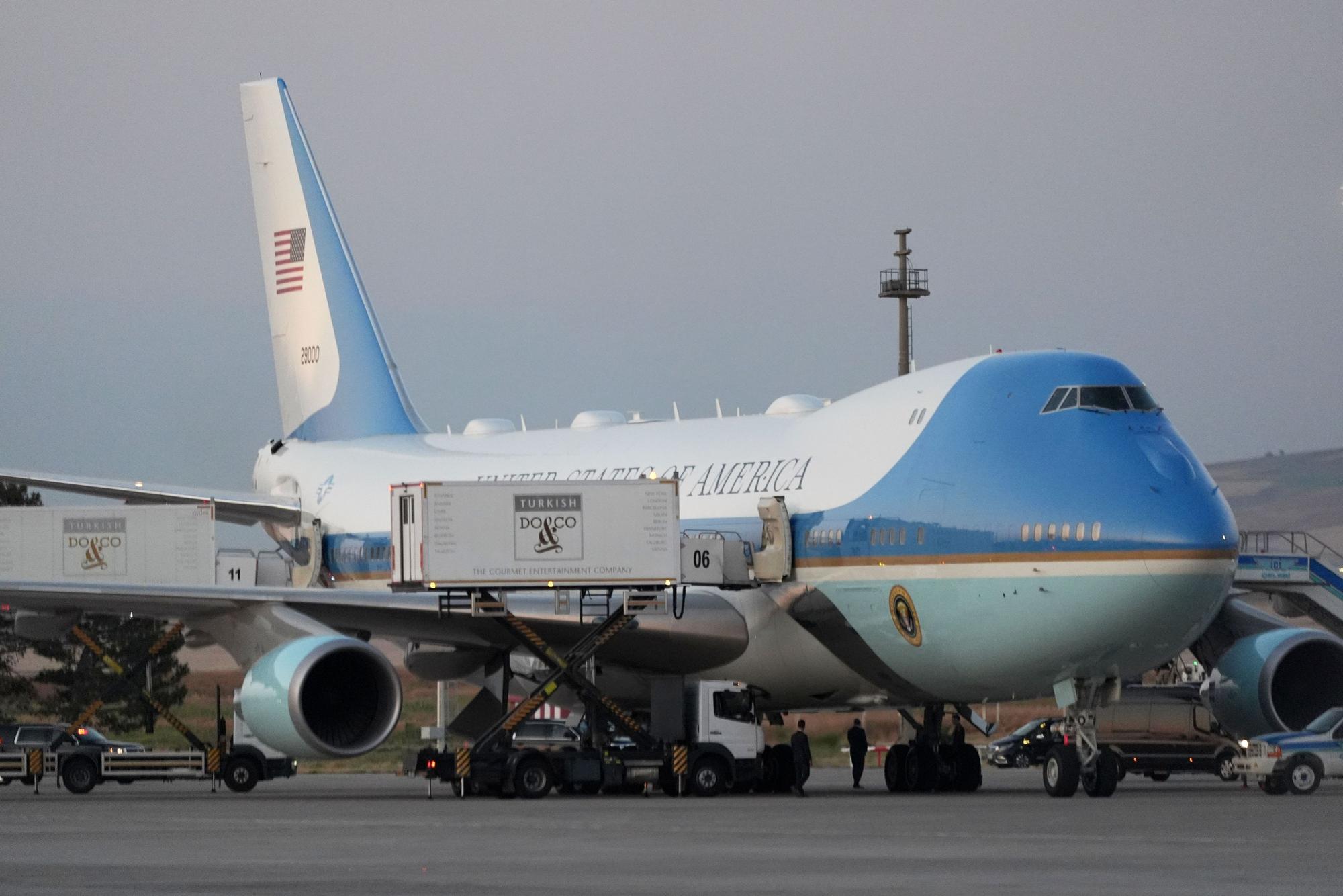 Die „Air Force One“ steht auf dem Rollfeld, bevor US-Präsident Trump nach dem NATO-Gipfel vom internationalen Flughafen Ankara in der türkischen Hauptstadt abfliegt.