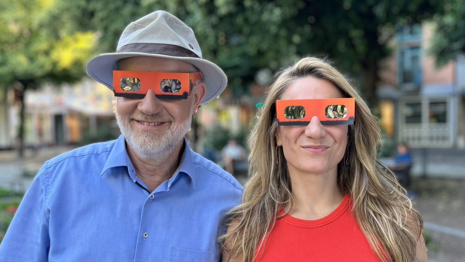 Harald Lesch begleitet die Sonnenfinsternis gemeinsam mit „Terra X“-Kollegin Jasmina Neudecker. (Bild: ZDF / Thorsten Eifler)