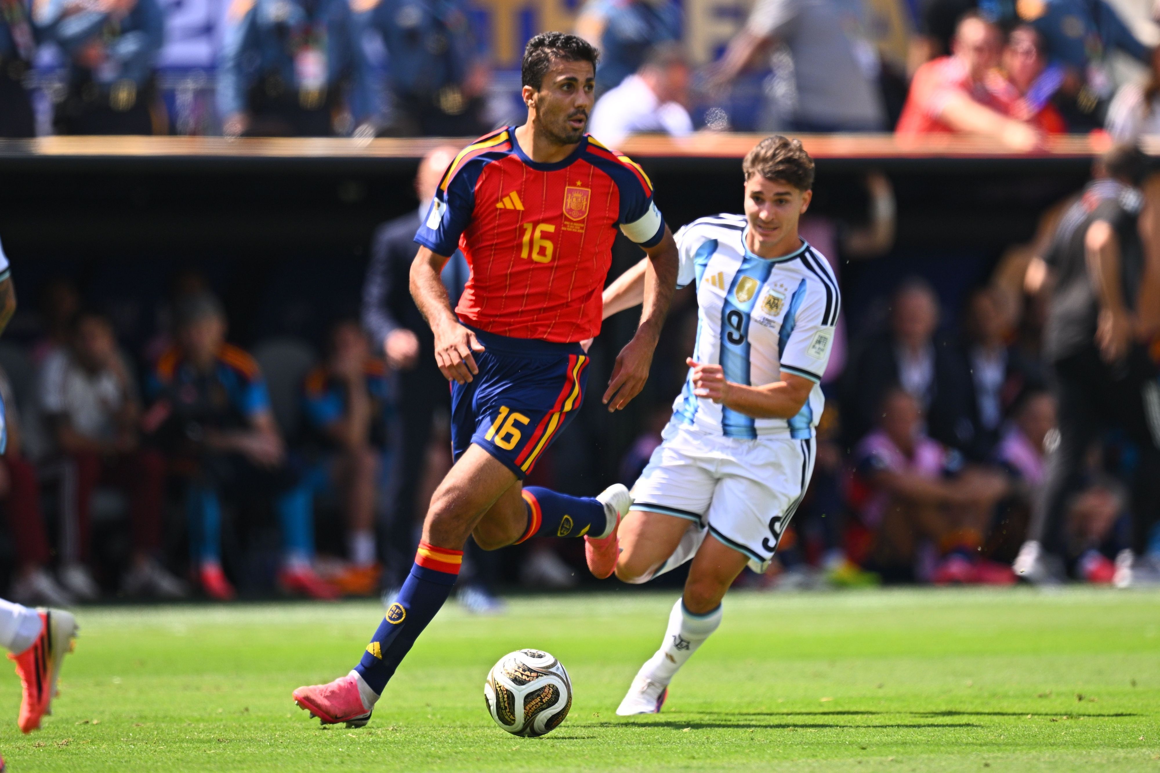 Rodri & Julián Álvarez kämpfen um den Fußball