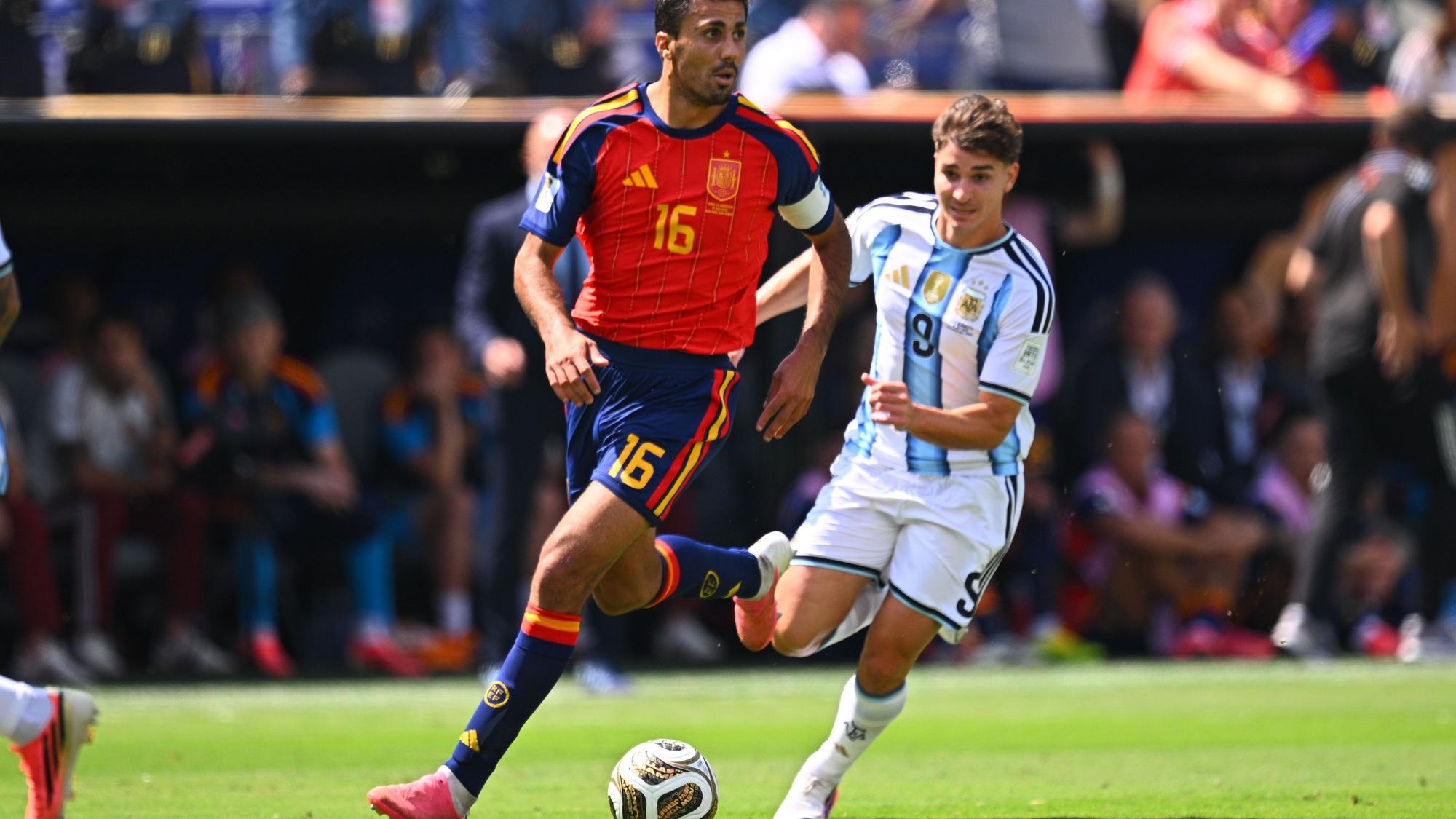 Rodri & Julián Álvarez kämpfen um den Fußball