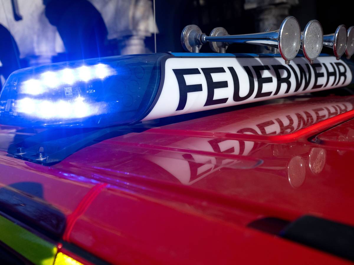 Die Feuerwehr rückte mit einem kompletten Löschzug aus. (Symbolfoto)