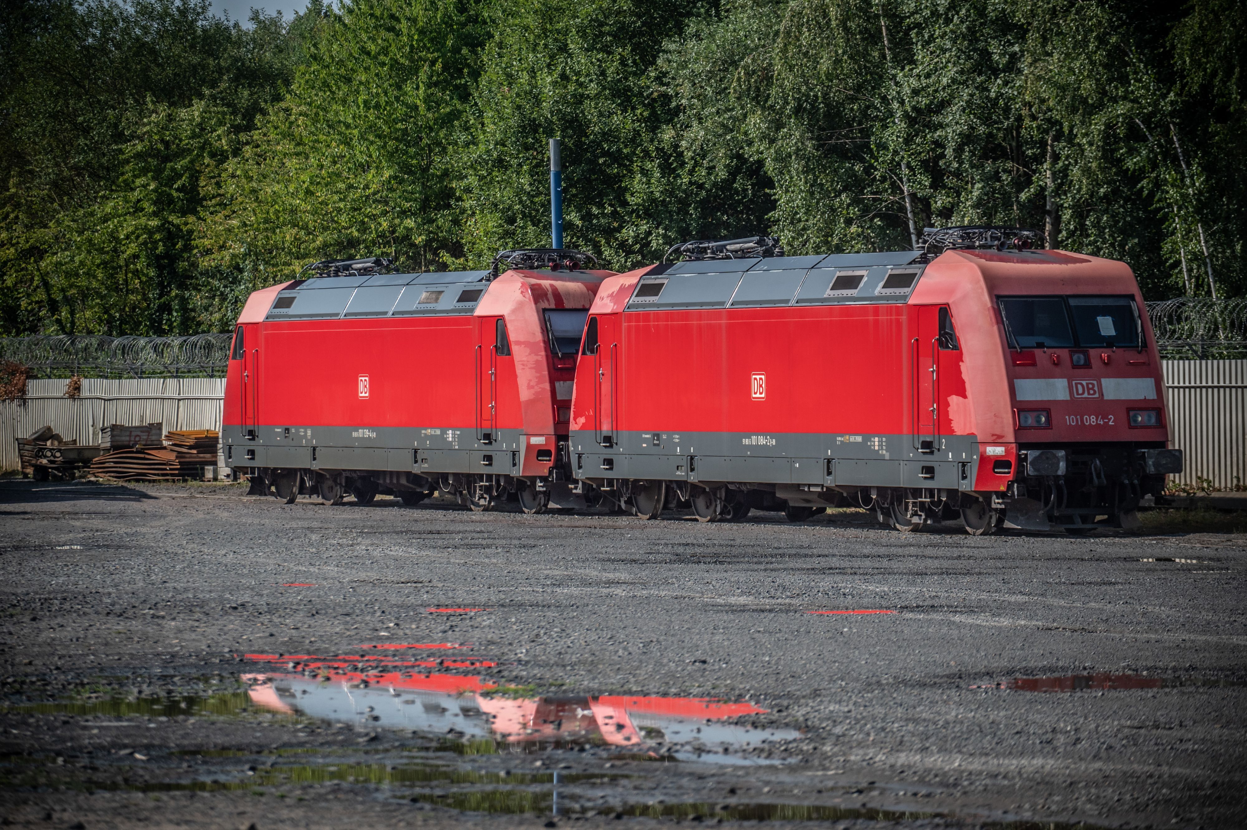 Bender Recycling: Auf dem Gelände stehen Lokomotiven BR 101 und Waggons.
 Bild: Ralf Krieger