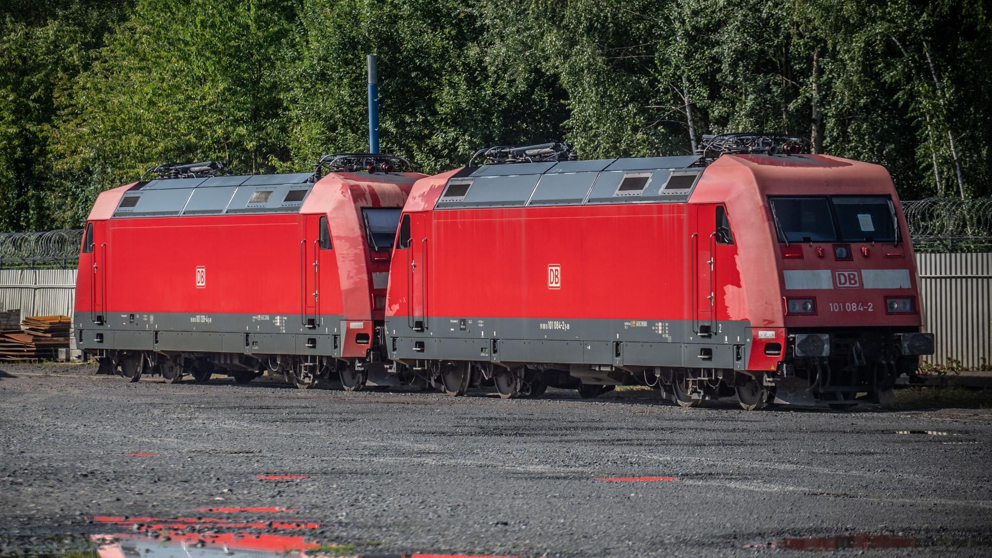 Bender Recycling: Auf dem Gelände stehen Lokomotiven BR 101 und Waggons.
Bild: Ralf Krieger
