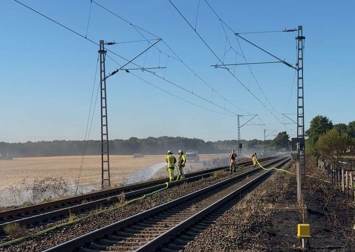 Kilometerlanger Vegetationsbrand an Bahnstrecke in Meerbusch.