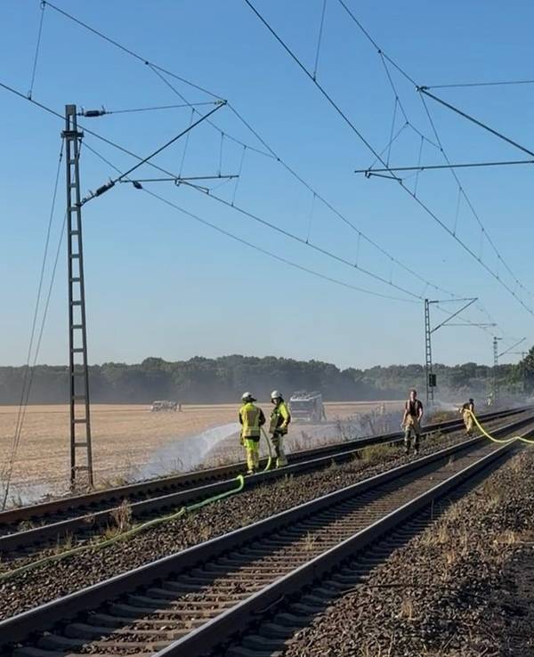 Kilometerlanger Vegetationsbrand an Bahnstrecke in Meerbusch.