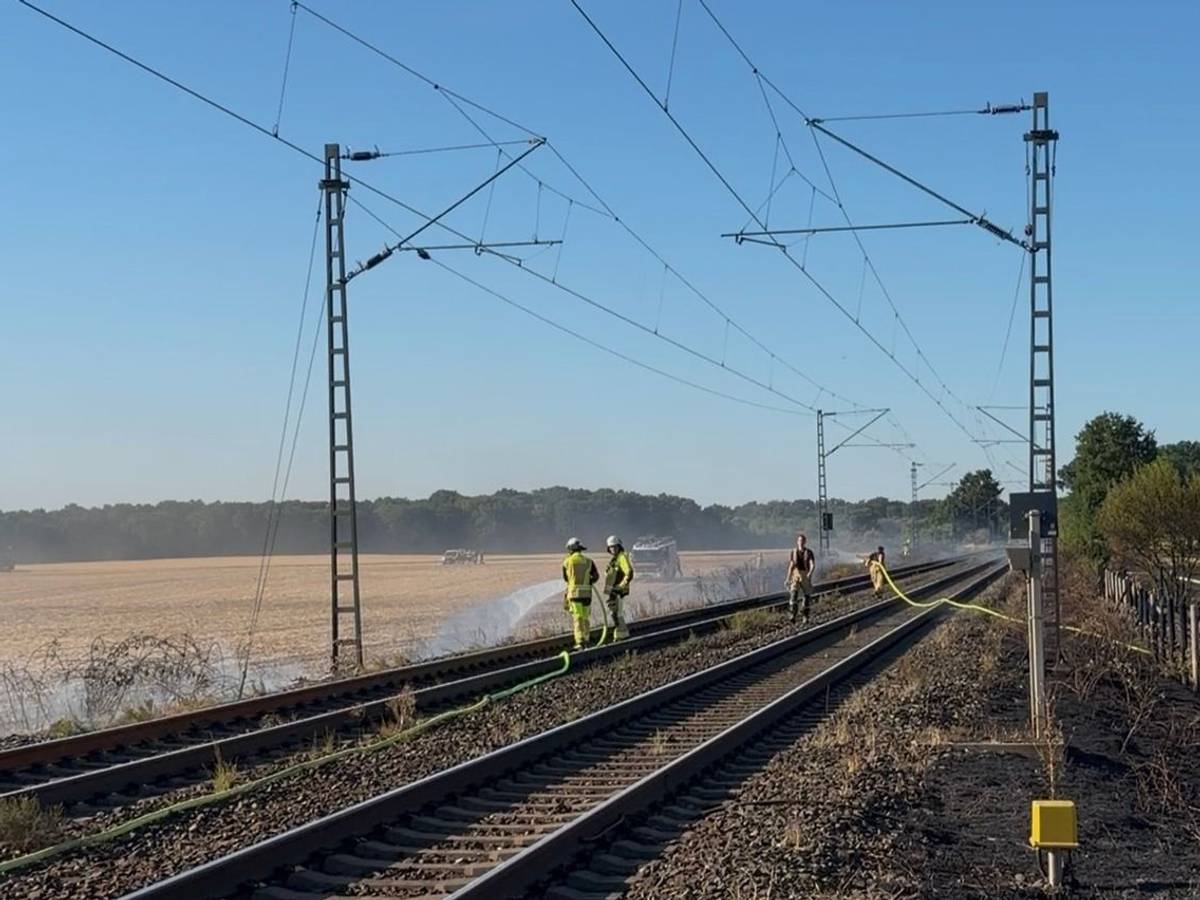 Kilometerlanger Vegetationsbrand an Bahnstrecke in Meerbusch.