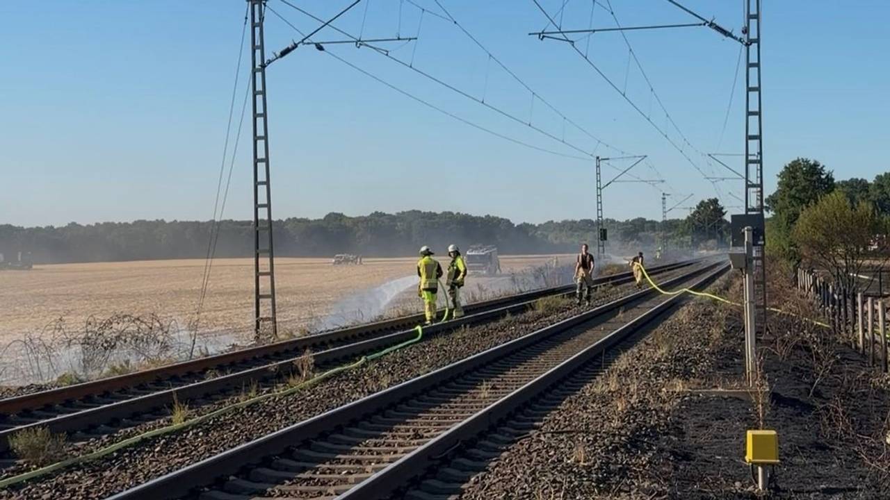 Kilometerlanger Vegetationsbrand an Bahnstrecke in Meerbusch.