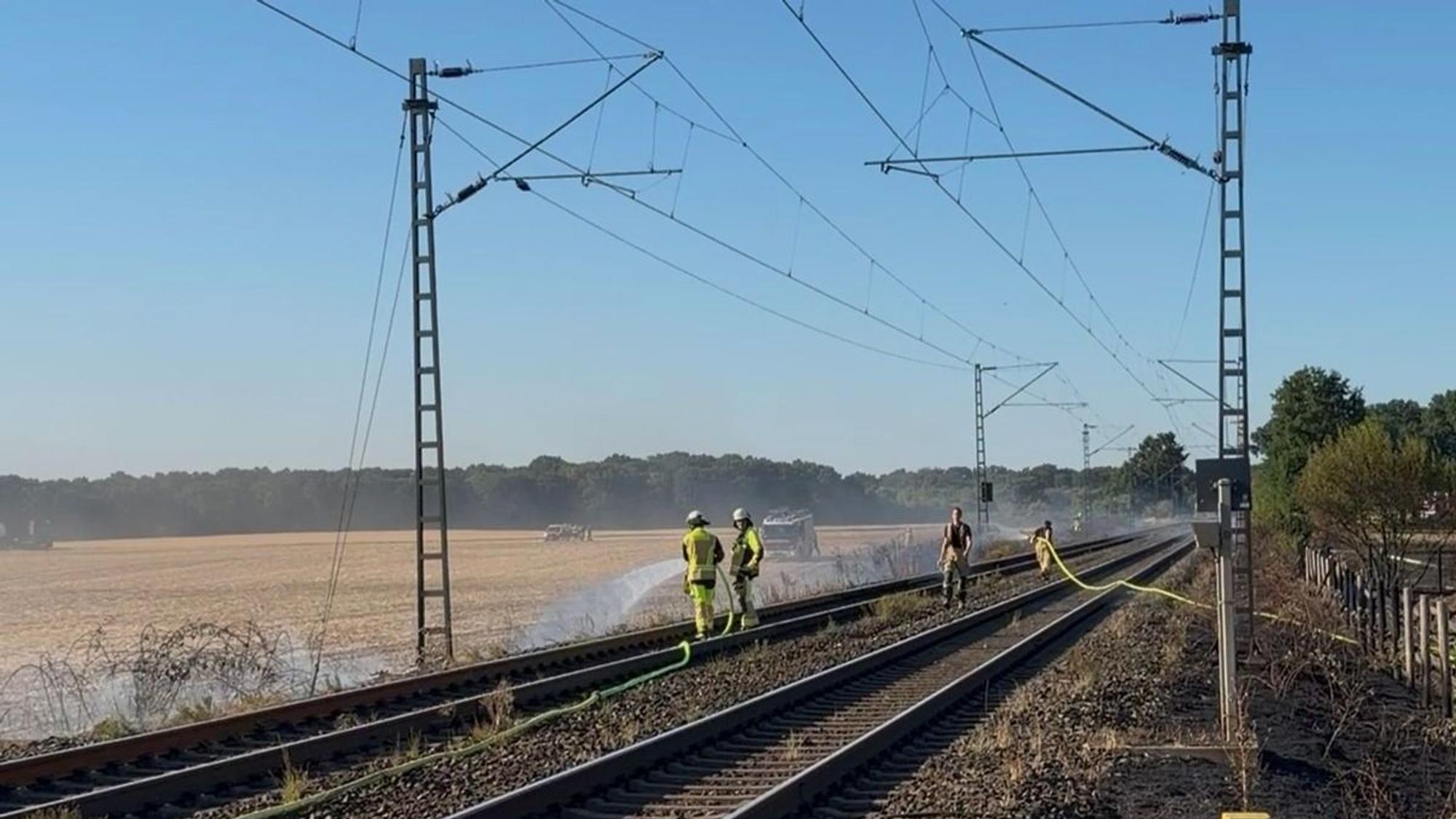 Kilometerlanger Vegetationsbrand an Bahnstrecke in Meerbusch.