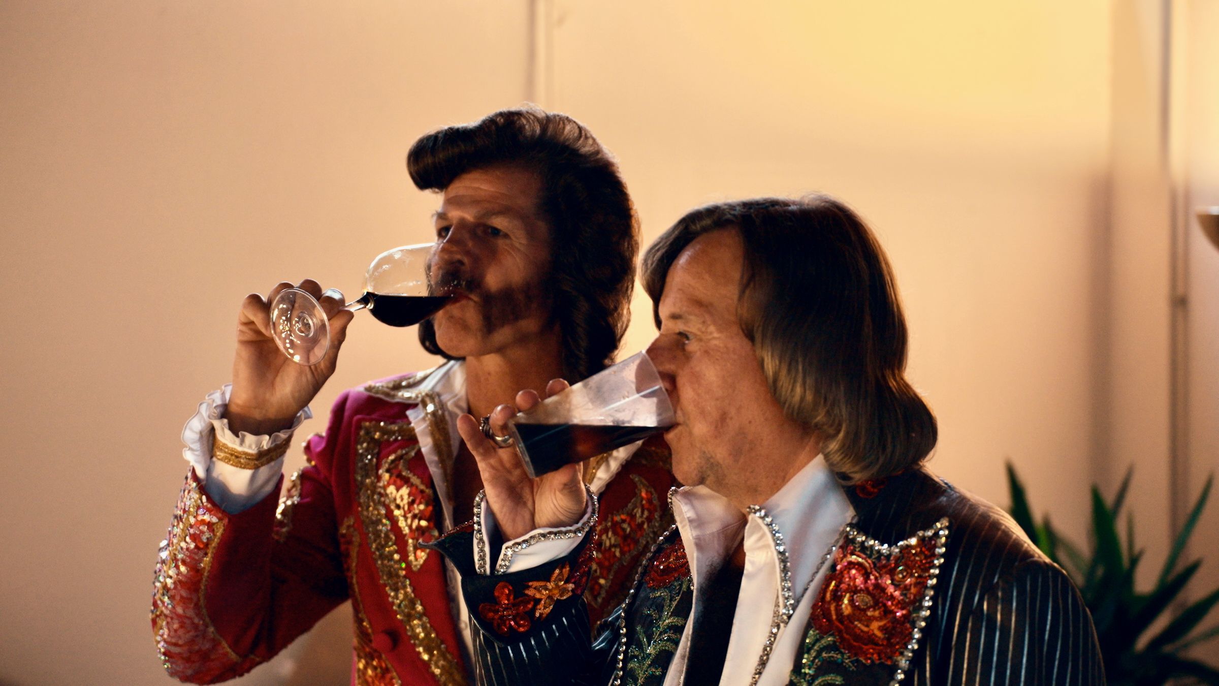 Dieter Kuhn und Philipp Feldtkeller trinken etwas vor der Show.