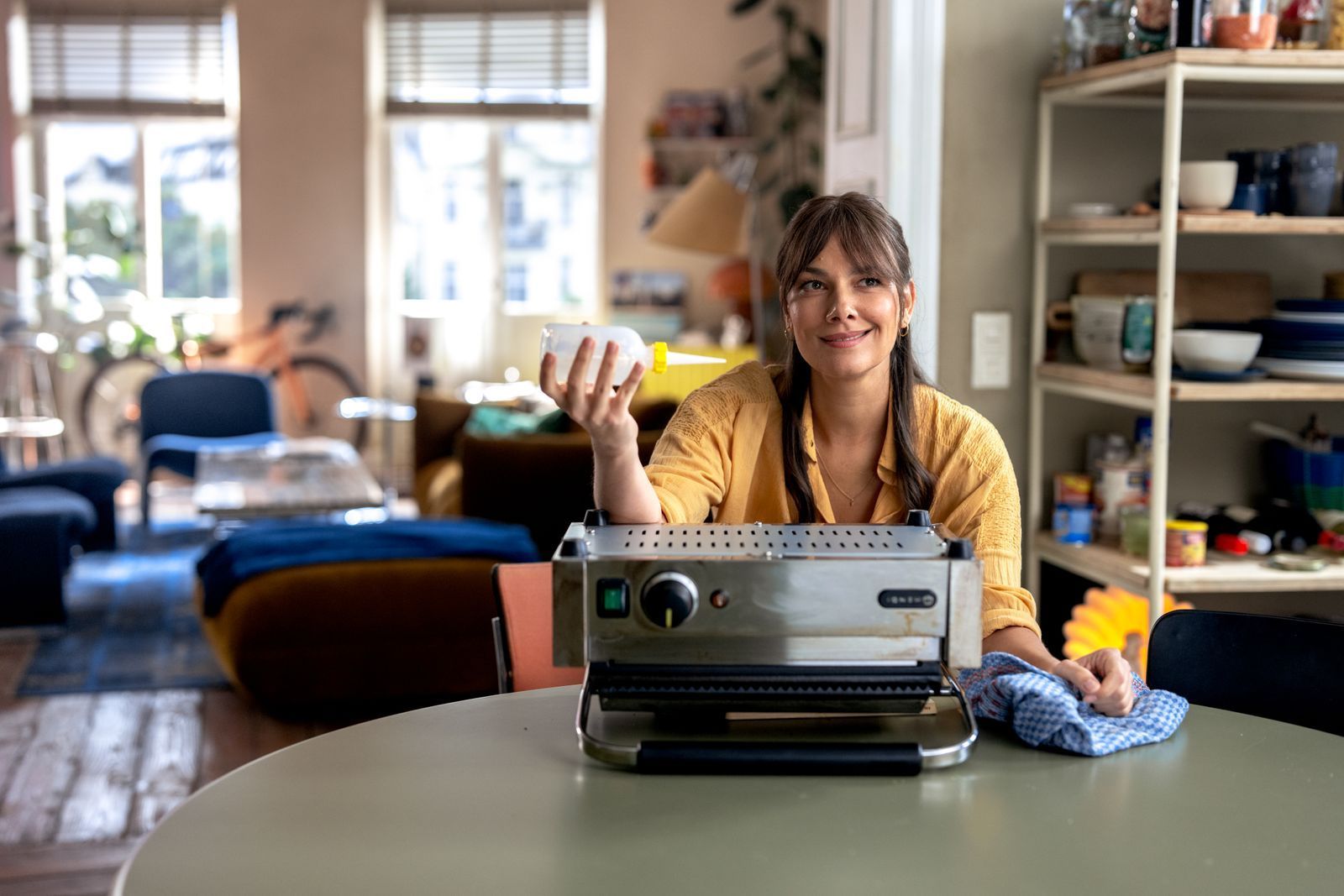 Rebecca (Janina Uhse) will Olli zeigen, wer das Sagen hat und greift zu immer perfideren Mitteln. (Bild: Wolfgang Ennenbach / Netflix)