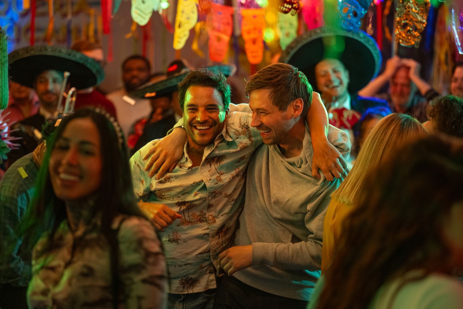Noch verstehen sich Olli (Kostja Ullmann, links) und Matze (David Kross) gut.  (Bild: Martin Valentin Menke / Netflix)