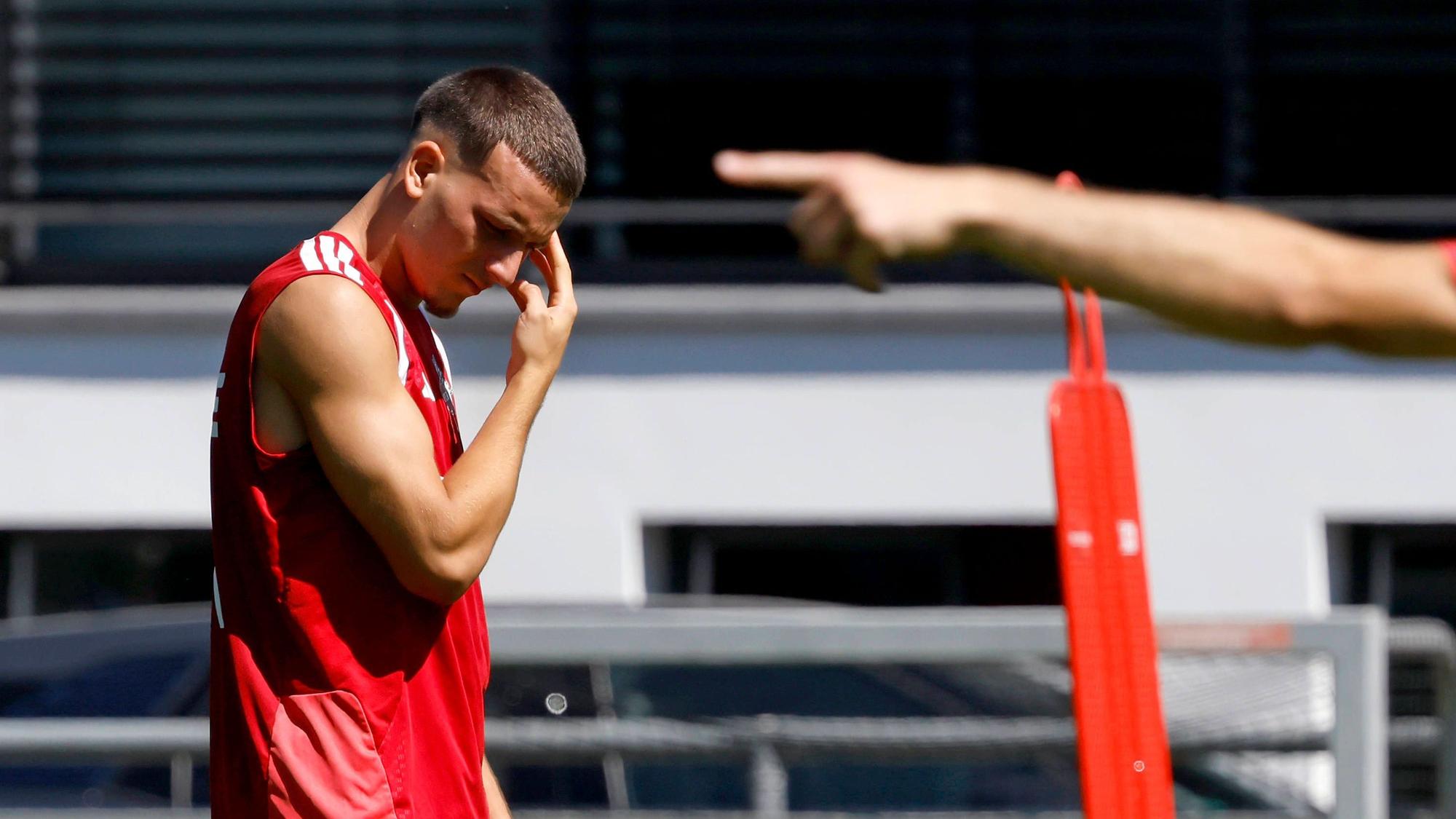 Said El Mala schaut im Training auf den Boden.