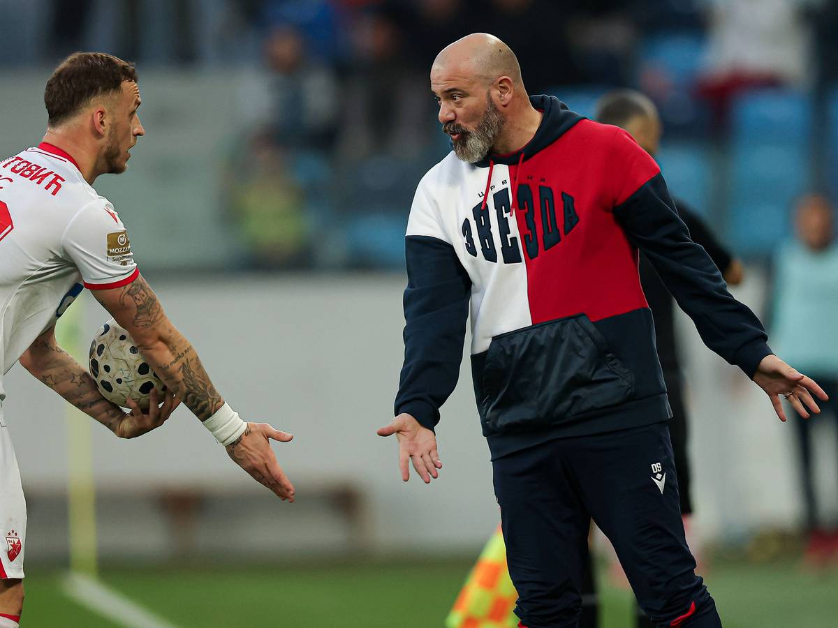 Marko Arnautovic diskutiert an der Seitenlinie mit Trainer Dejan Stankovic.