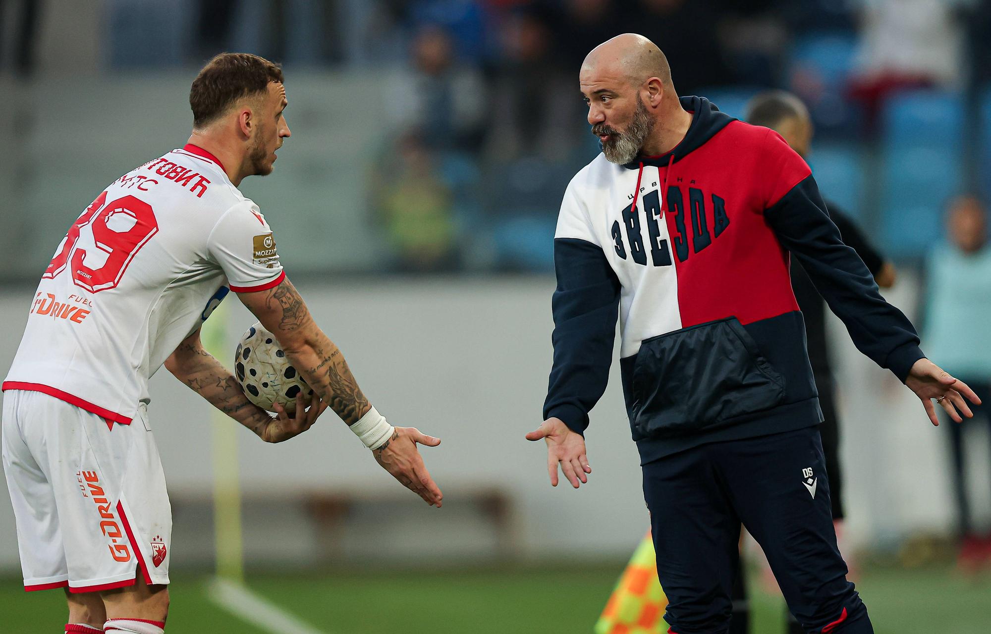 Marko Arnautovic diskutiert an der Seitenlinie mit Trainer Dejan Stankovic.