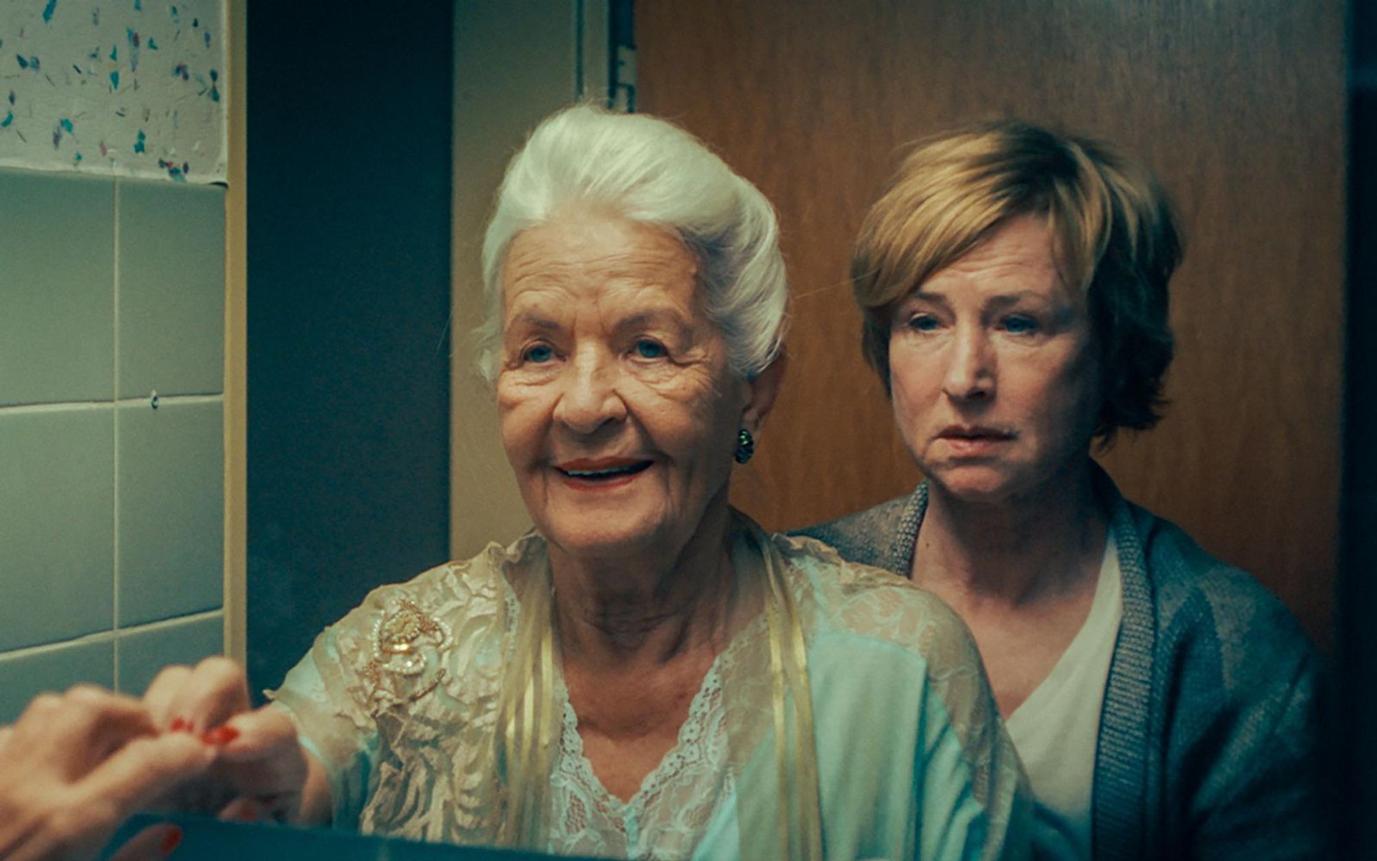 Der Tod ihrer Mutter Hildegard (Hildegard Schmahl, links) lässt der Archäologin Ursula Scheuner (Corinna Harfouch) keine Ruhe. (Bild: Coin Film/Daniela Knapp/X Verleih)