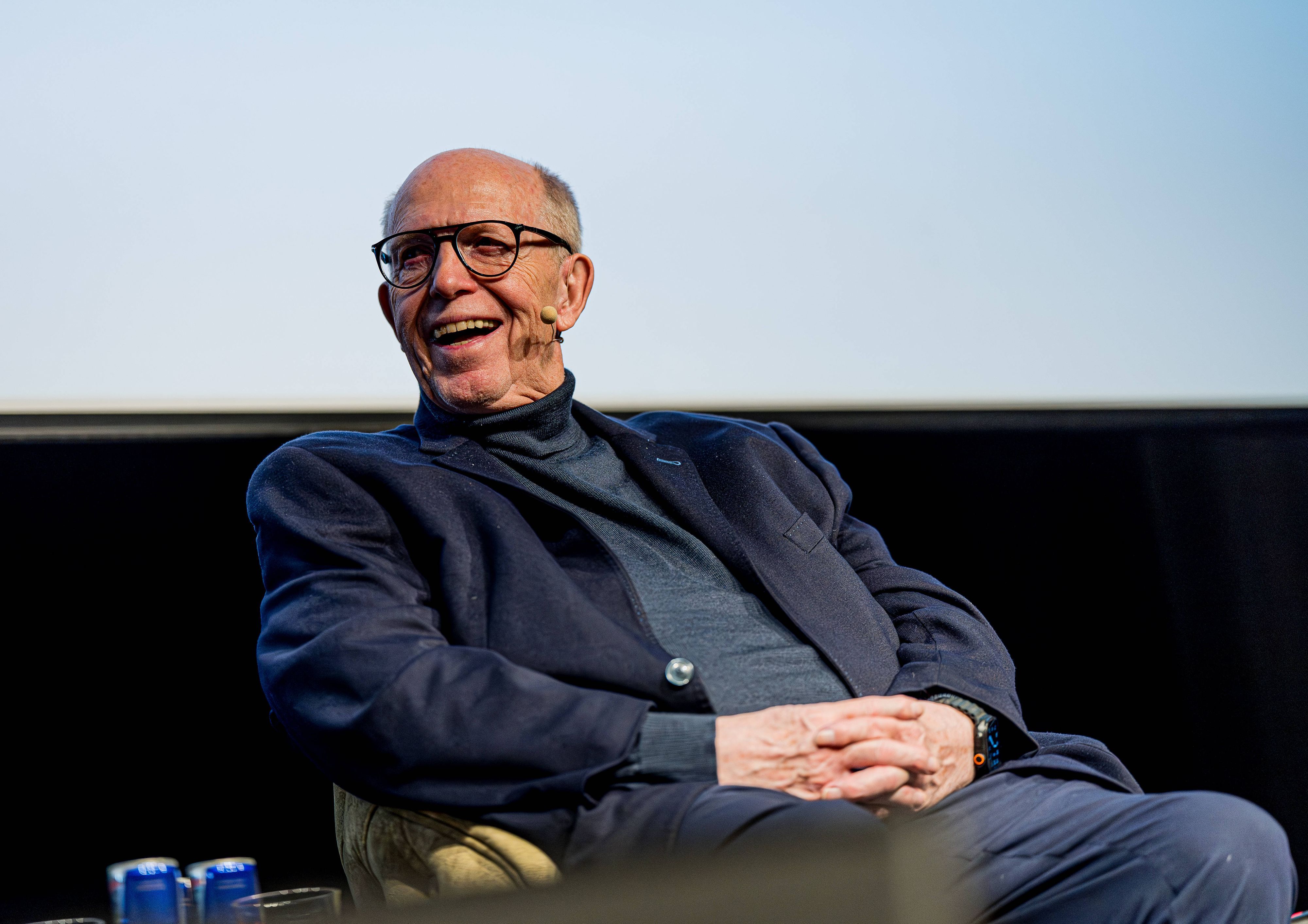Reiner Calmund sitzt bei seiner Show auf der Bühne.