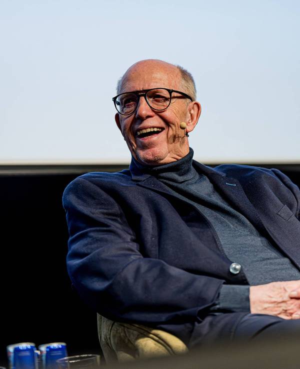 Reiner Calmund sitzt bei seiner Show auf der Bühne.