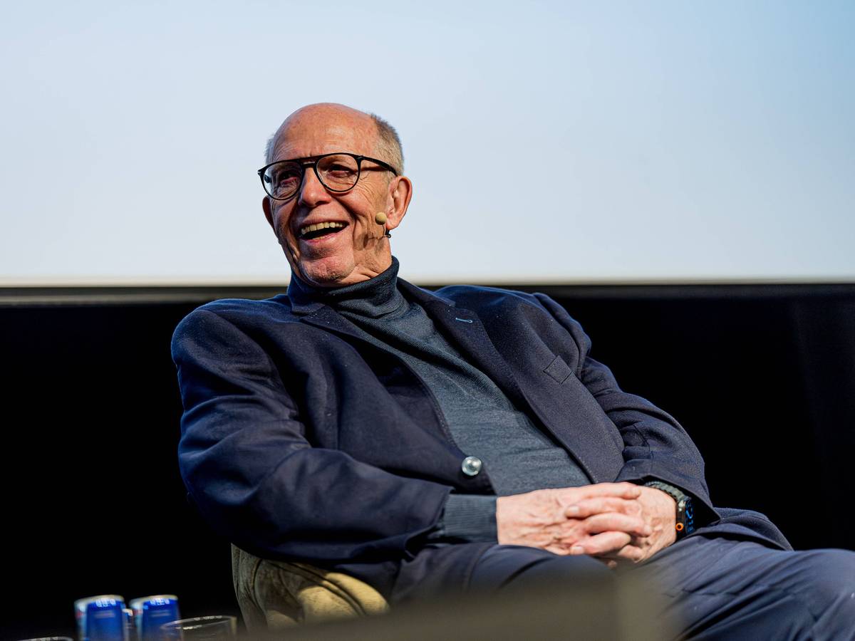 Reiner Calmund sitzt bei seiner Show auf der Bühne.