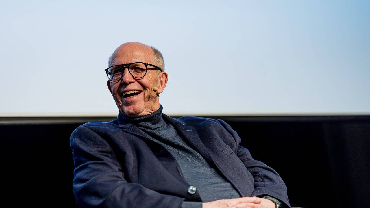 Reiner Calmund sitzt bei seiner Show auf der Bühne.