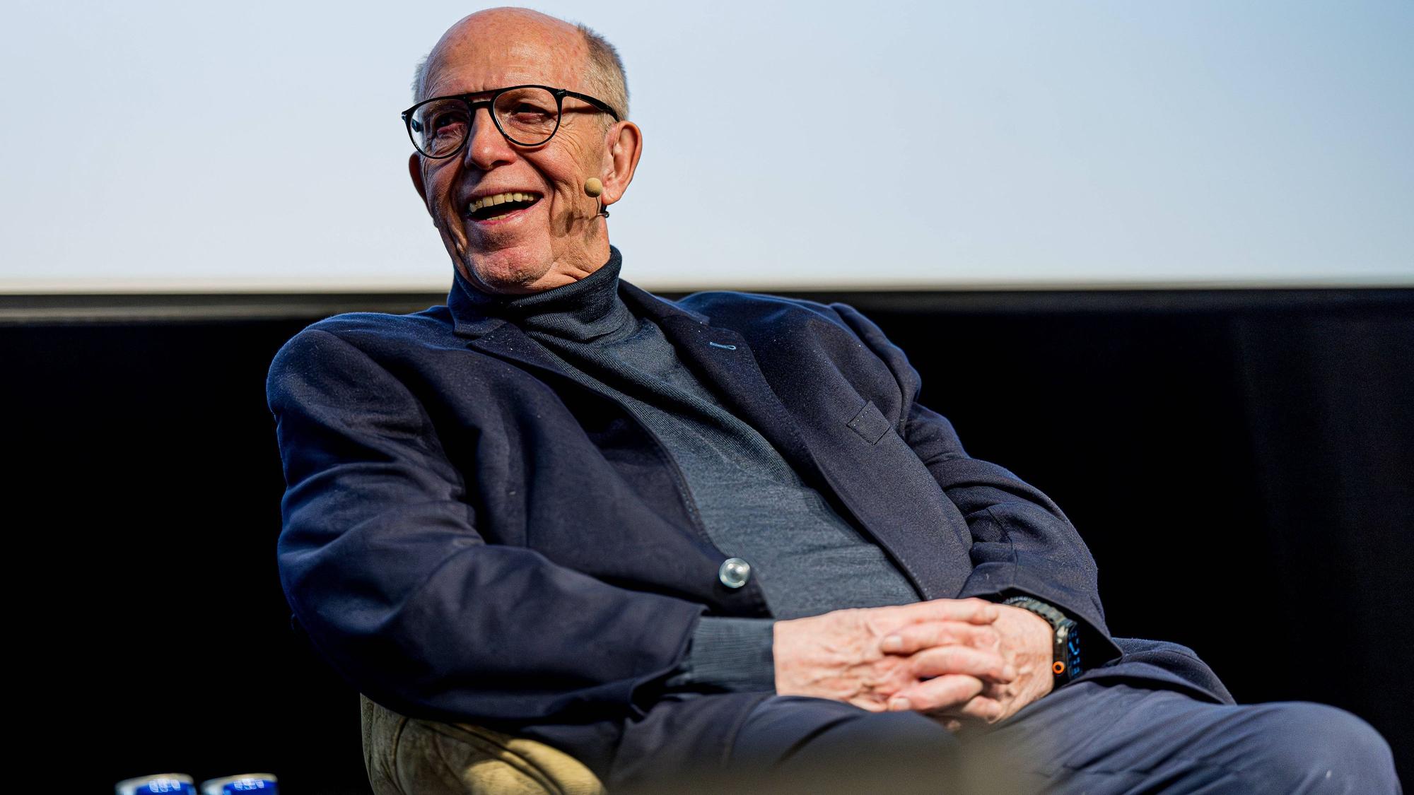 Reiner Calmund sitzt bei seiner Show auf der Bühne.