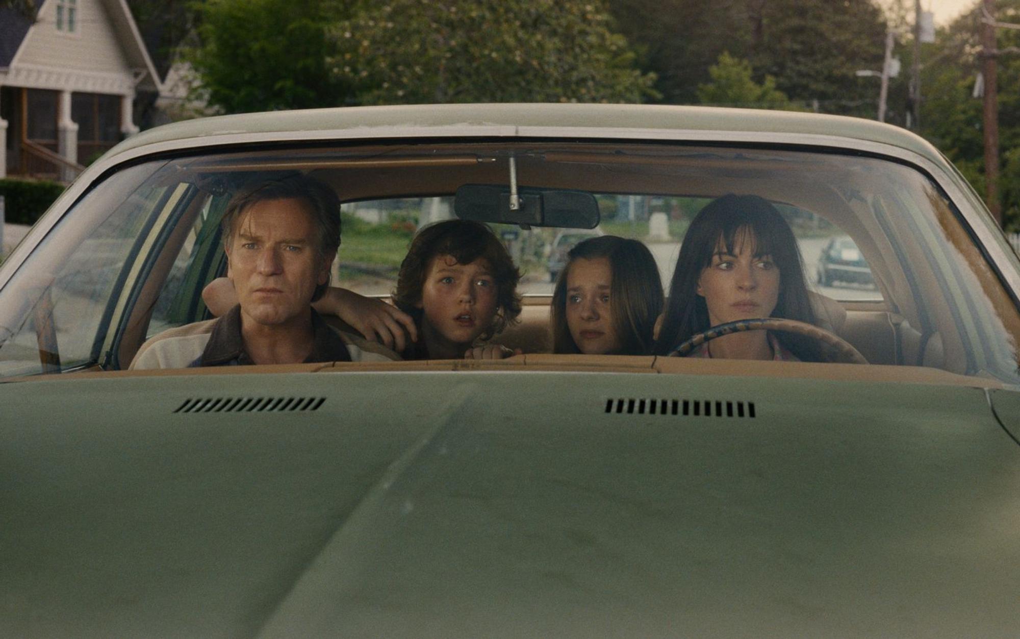 Familie Platt (von links nach rechts: Ewan McGregor, Christian Convery, Maisy Stella und Anne Hathaway) kommt das Vertraute so ungewohnt vor. (Bild: Warner Bros. Pictures)