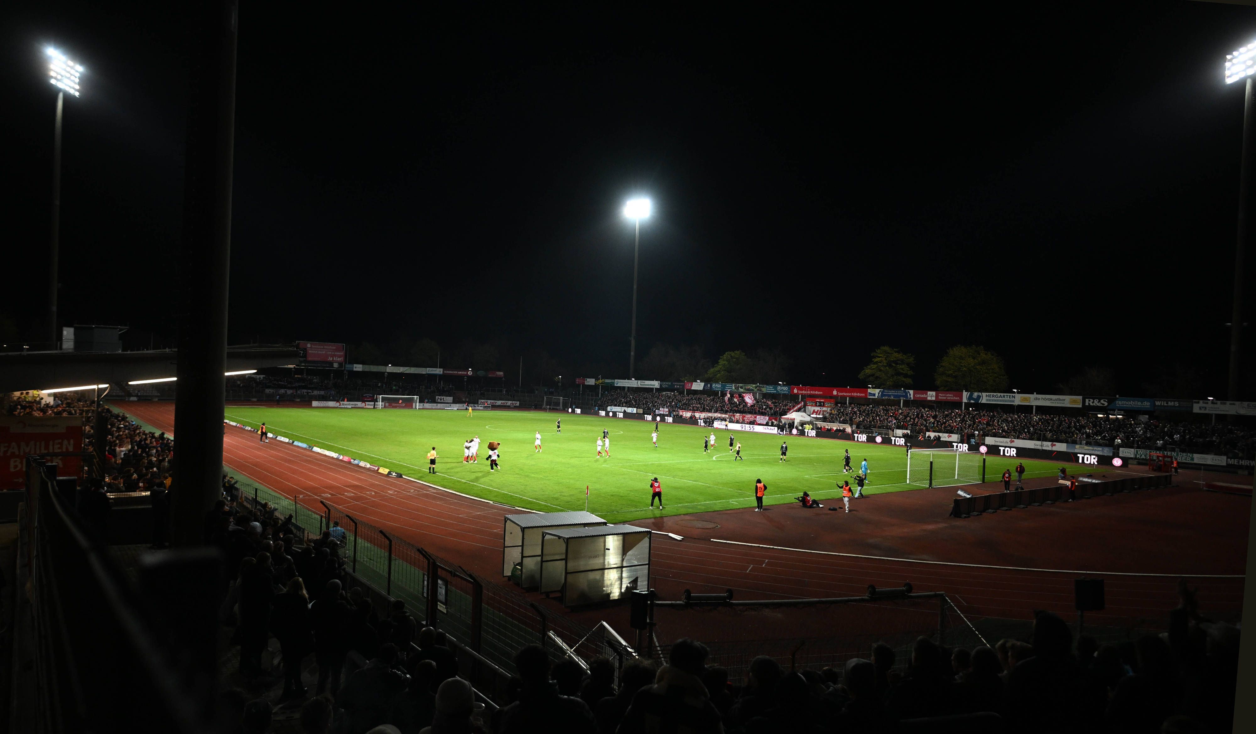 Das Südstadion bei einem Flutlichtspiel.