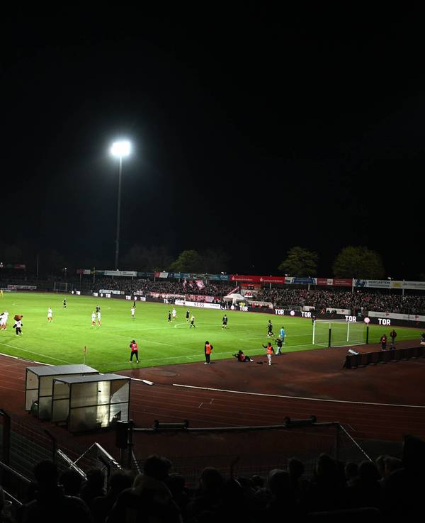 Das Südstadion bei einem Flutlichtspiel.