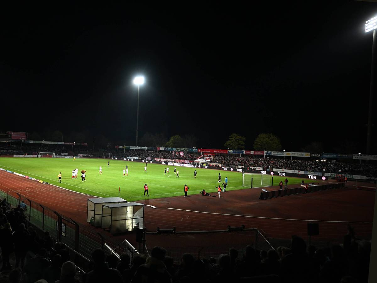 Das Südstadion bei einem Flutlichtspiel.
