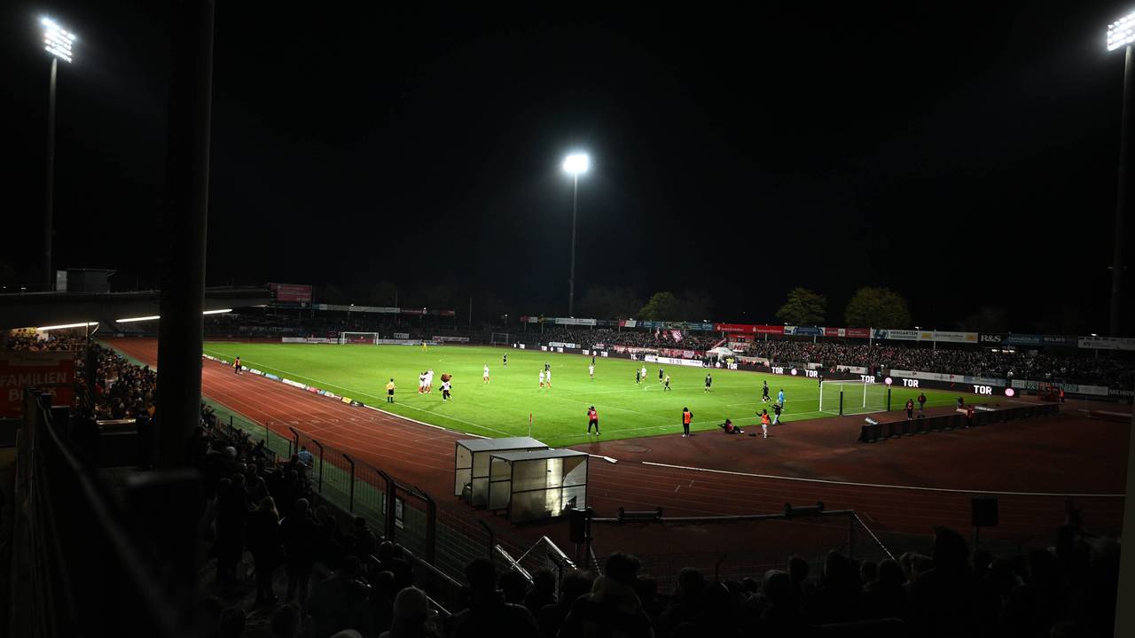 Das Südstadion bei einem Flutlichtspiel.