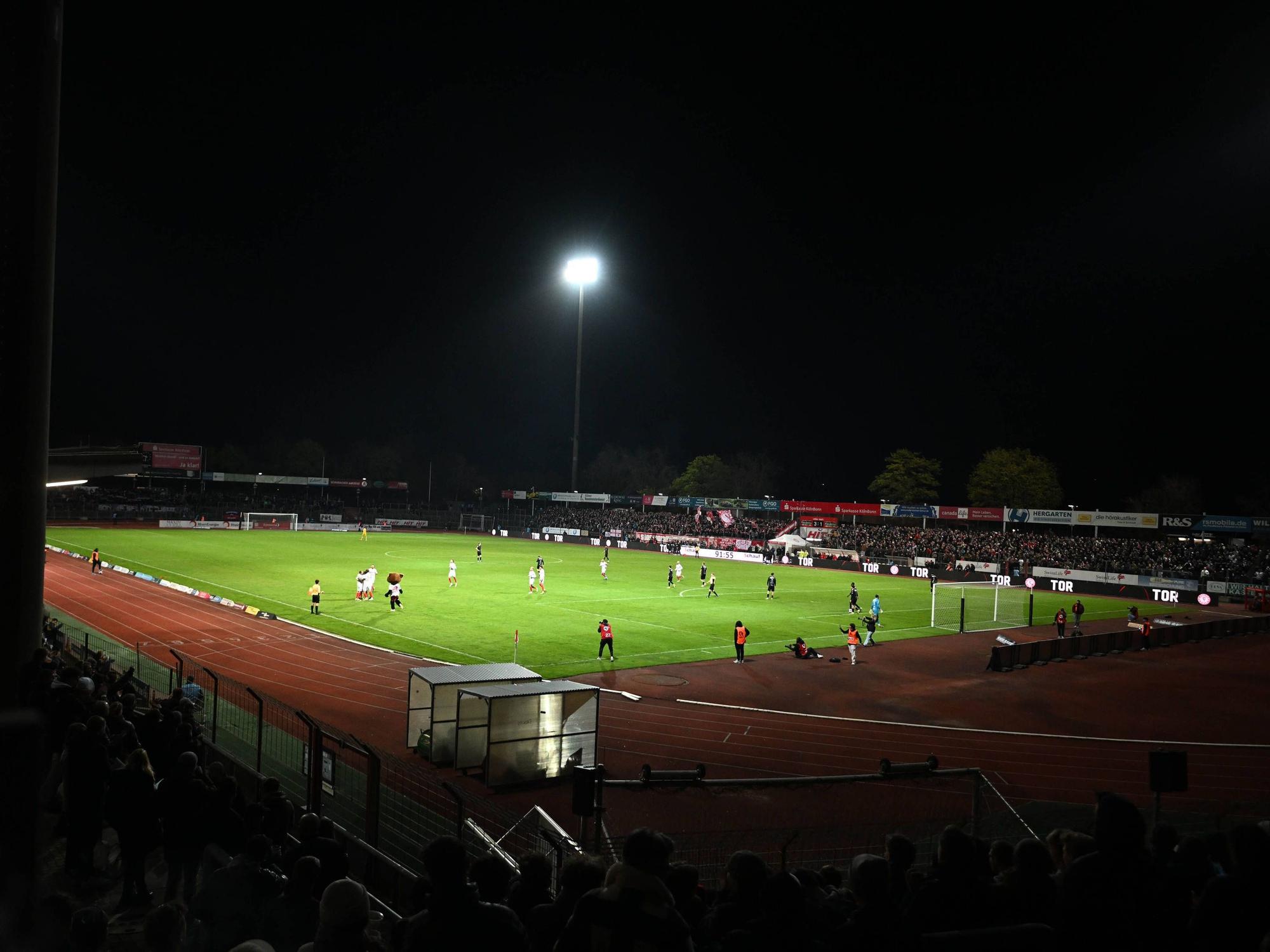Das Südstadion bei einem Flutlichtspiel.