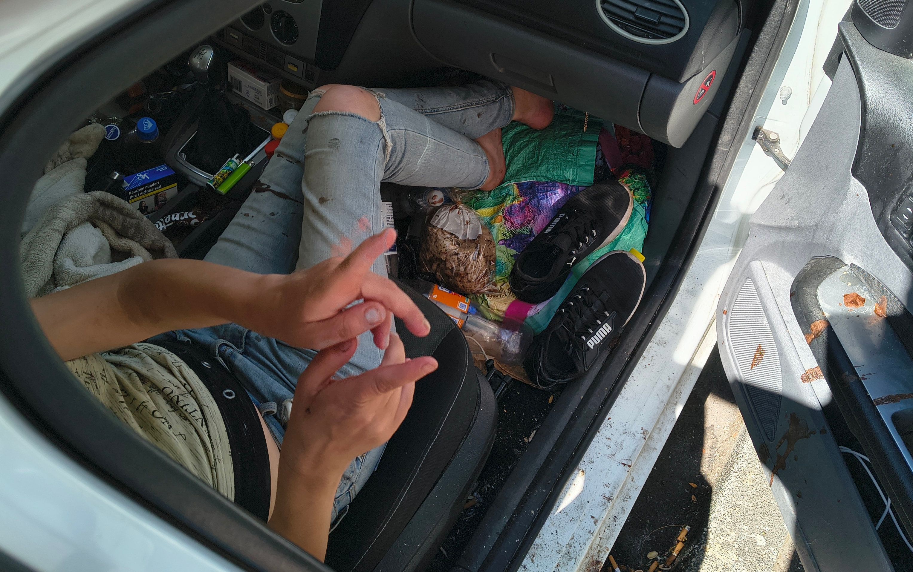 Blick in das vermüllte Auto an der Escher Straße