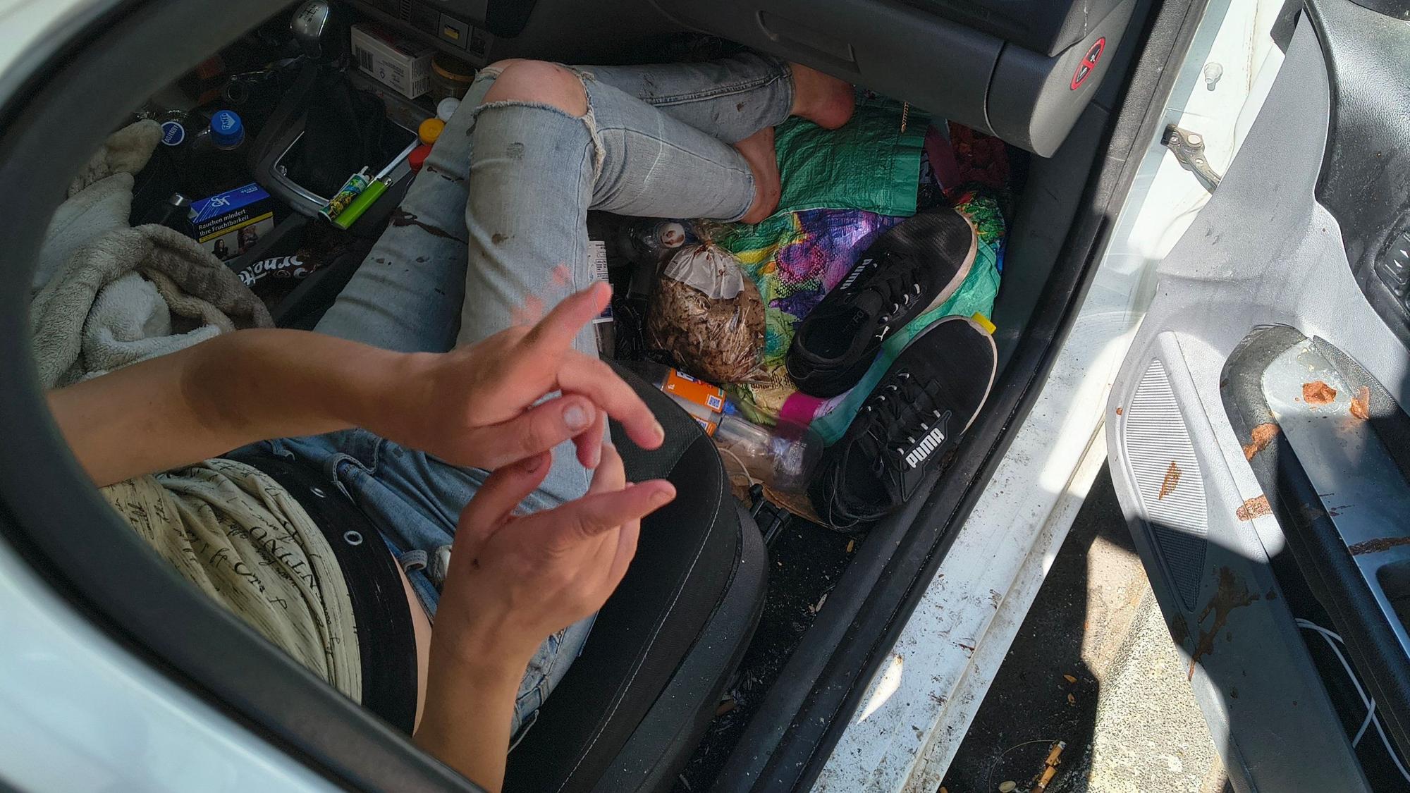 Blick in das vermüllte Auto an der Escher Straße