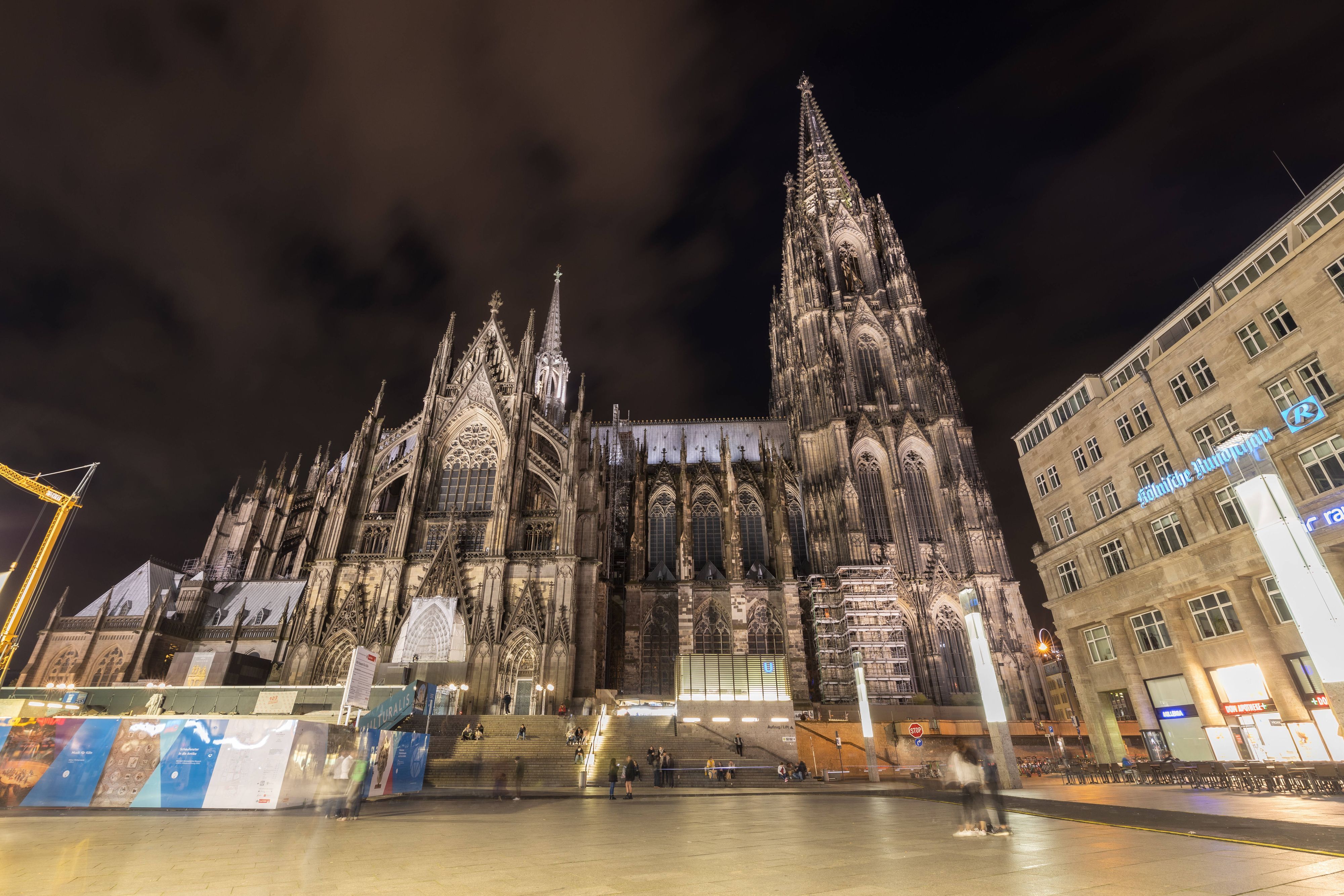 Immer wieder erklimmen Personen verbotenerweise den Kölner Dom. Eine dieser waghalsigen Touren endete jetzt in Handschellen.