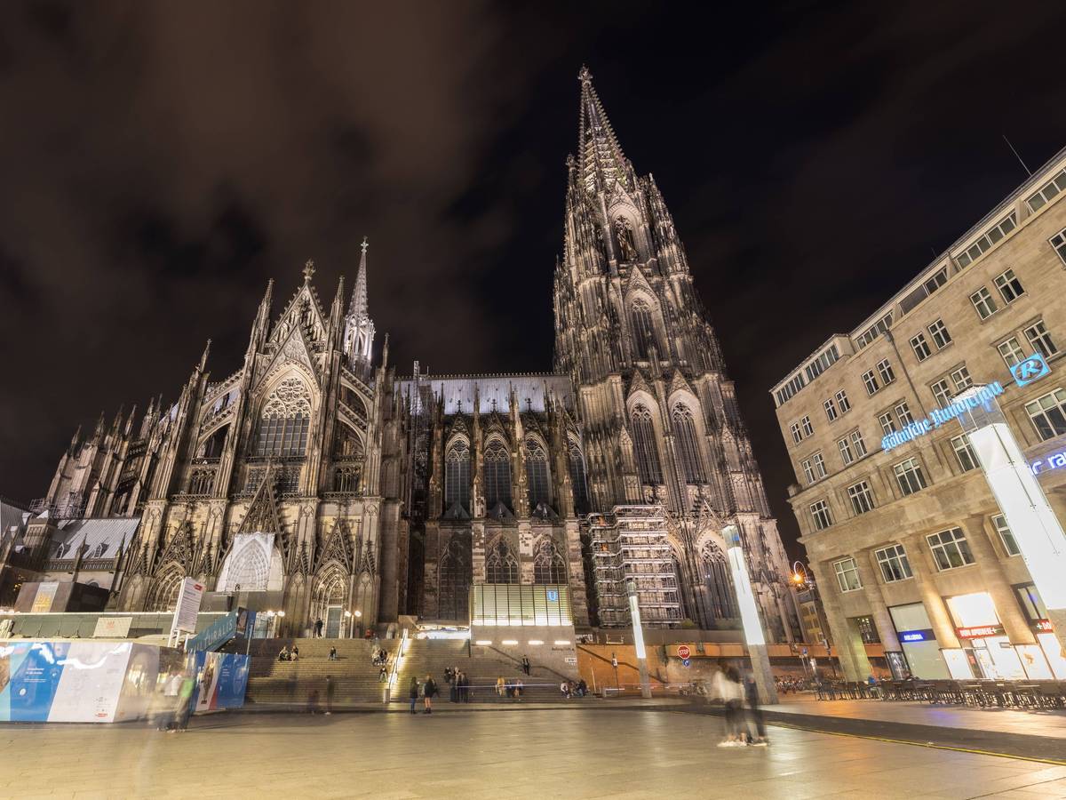 Immer wieder erklimmen Personen verbotenerweise den Kölner Dom. Eine dieser waghalsigen Touren endete jetzt in Handschellen.