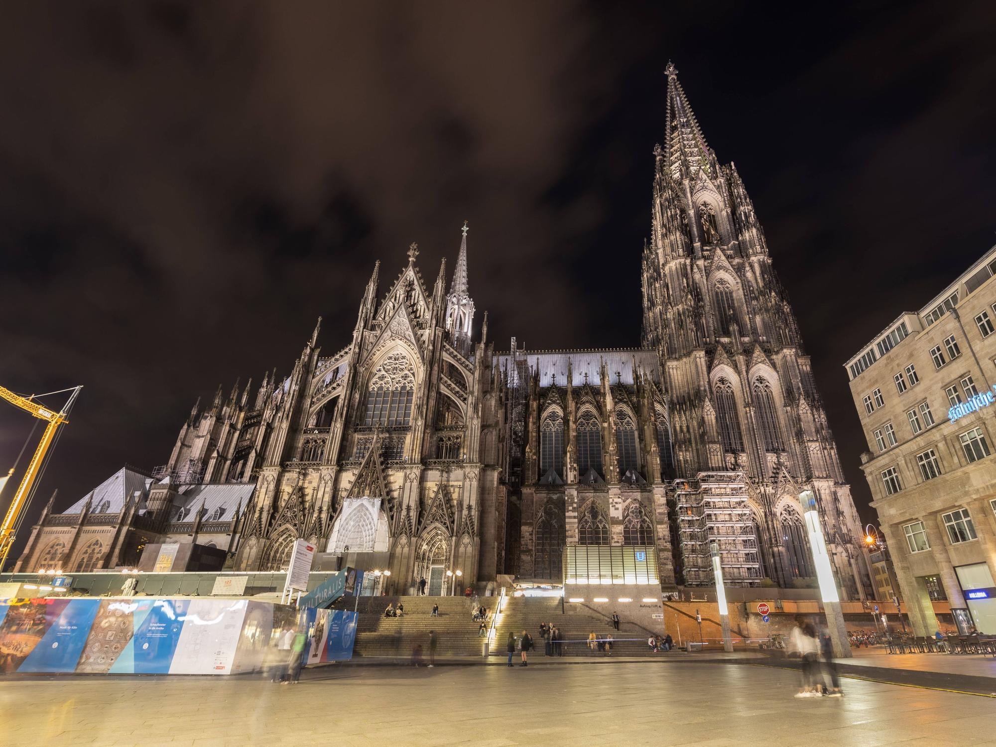 Immer wieder erklimmen Personen verbotenerweise den Kölner Dom. Eine dieser waghalsigen Touren endete jetzt in Handschellen.
