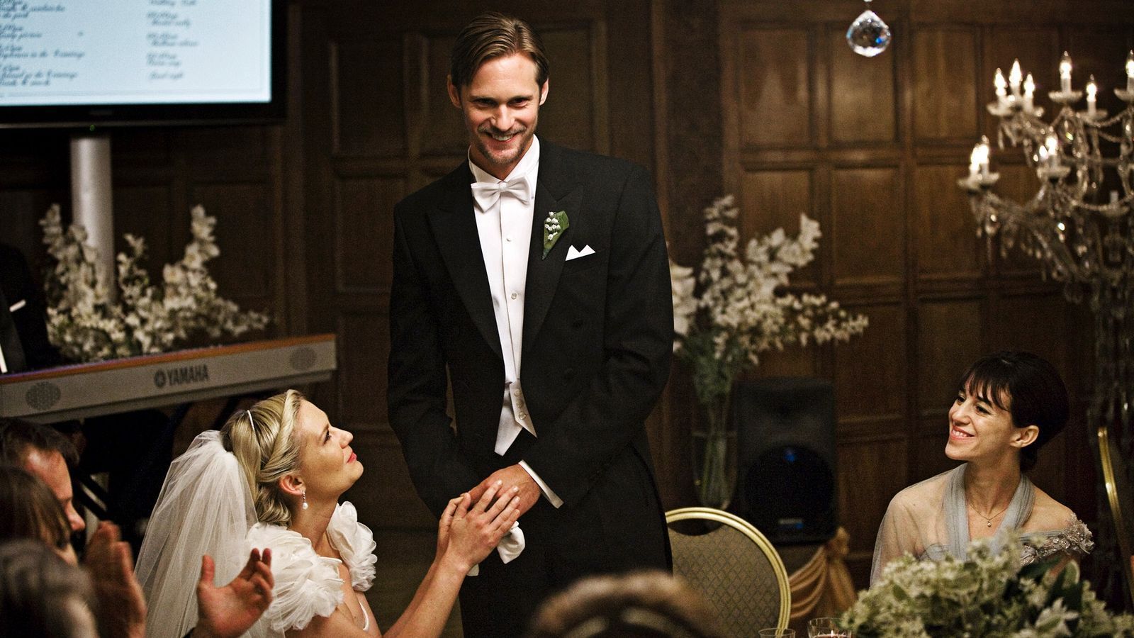 Justine (Kirsten Dunst) feiert ihre Hochzeit mit dem charmanten Michael (Alexander Skarsgard) auf dem Landgut ihrer Schwester Claire (Charlotte Gainsbourg, rechts). (Bild: ARTE France / Christian Geisnaes)